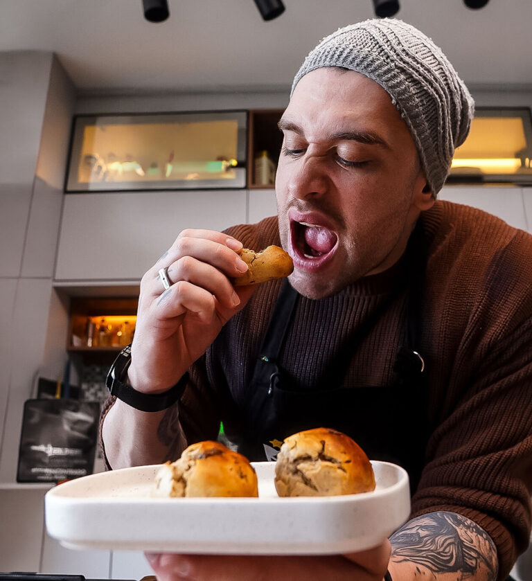 Chef José Paulo provando cookie proteico @chefpastrybuilder